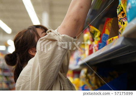 拾起甜點的婦女在美國超級市場 57175899