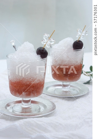 American cherry shaved ice 57176301