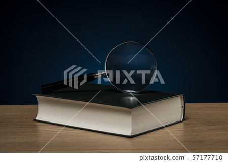 書和放大鏡 57177710
