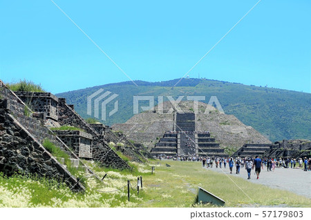 Moon Pyramid Tiotiwakan 57179803