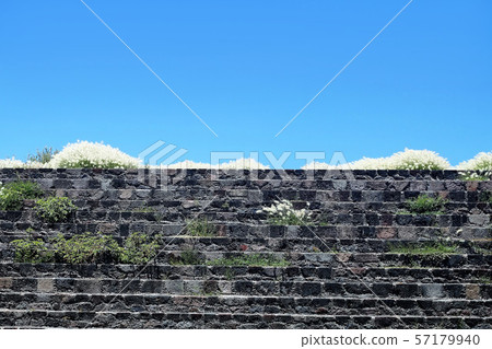 Tiotihuacan stone steps 57179940
