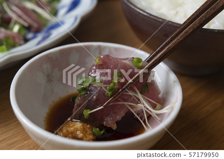 三文魚生魚片和醬油 57179950