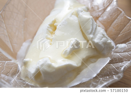 Draining yogurt Draining yogurt 57180150