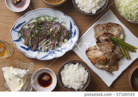 豬肉配醃三文魚和三文魚生魚片 豬肉配醃三文魚和三文魚生魚片 57180593