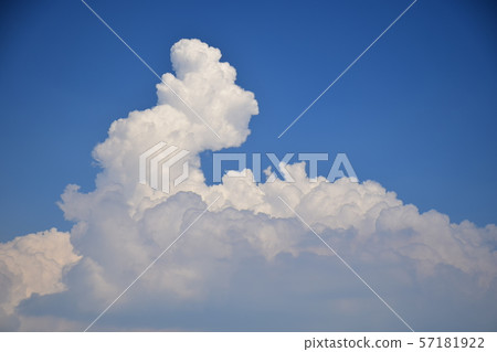 A dragon-like white cloud, a dragon-shaped cloud that appeared in the blue sky A dragon-like white cloud, a dragon-shaped cloud that appeared in the blue sky 57181922
