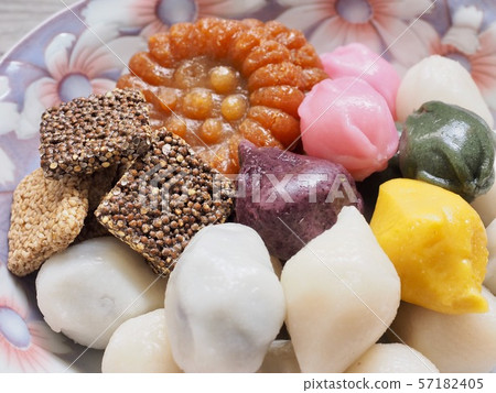 韓國傳統食品韓國,Songpyeon,什錦水果,芝麻Gangjeong,醫學 韓國傳統食品韓國,Songpyeon,什錦水果,芝麻Gangjeong,醫學 57182405