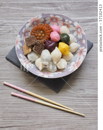 韓國傳統食品韓國,Songpyeon,什錦水果,芝麻Gangjeong,醫學 韓國傳統食品韓國,Songpyeon,什錦水果,芝麻Gangjeong,醫學 57182413