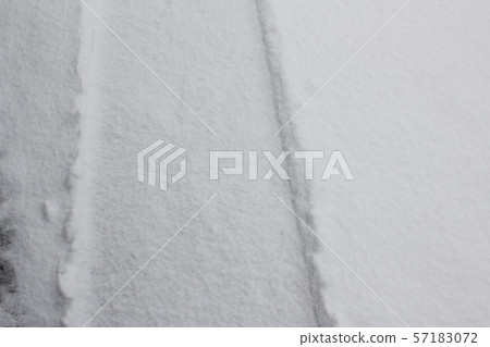 冬天的雪路 57183072