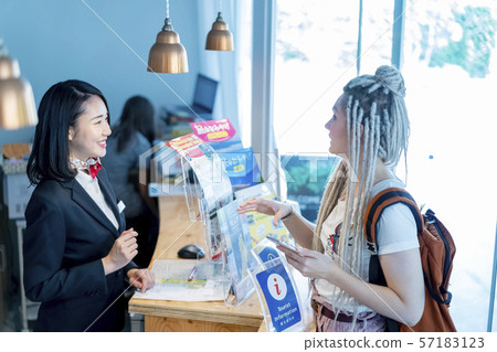 女遊客指南接待員回應訪問日本的遊客帶著微笑 57183123