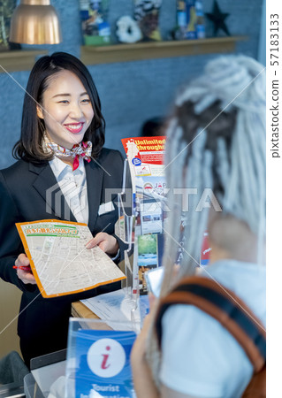 在Tohoku Fukushima Kitakata指導外國遊客微笑和款待的女性導遊工作人員 57183133