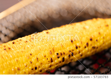 Charcoal-grilled corn (meat grilled, seven wheels, barbecue, BBQ, bbq, grilled meat, camping, corn 57183783