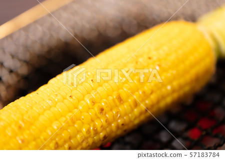 Charcoal-grilled corn (meat grilled, seven wheels, barbecue, BBQ, bbq, grilled meat, camping, corn 57183784