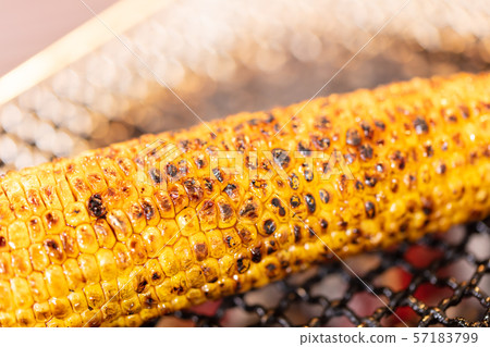 Charcoal-grilled corn (meat grilled, seven wheels, barbecue, BBQ, bbq, grilled meat, camping, corn Charcoal-grilled corn (meat grilled, seven wheels, barbecue, BBQ, bbq, grilled meat, camping, corn 57183799