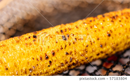 Charcoal-grilled corn (meat grilled, seven wheels, barbecue, BBQ, bbq, grilled meat, camping, corn Charcoal-grilled corn (meat grilled, seven wheels, barbecue, BBQ, bbq, grilled meat, camping, corn 57183804