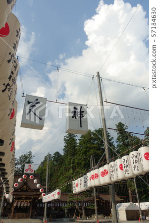 在滋賀縣Taga Taisha舉行的饅頭節的準備景觀和霹靂 57184630