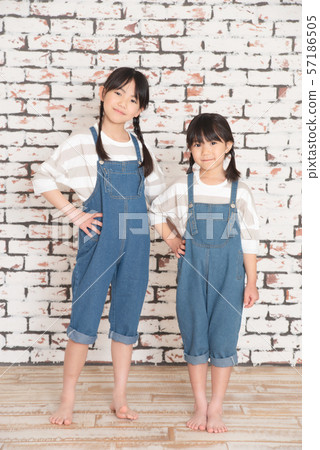 姐妹將手放在臀部上 姐妹將手放在臀部上 57186505