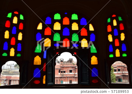 在齋浦爾里面，印度式宮殿，美麗的彩色玻璃和看法從室窗口，桃紅色都市風景 57189953