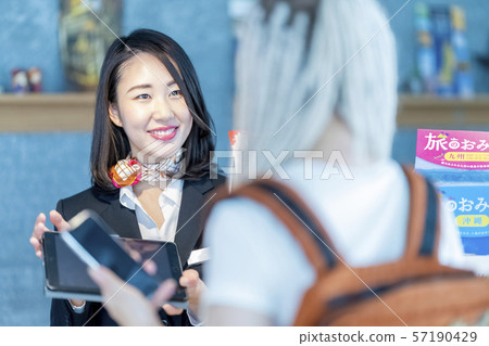 女導遊員工帶著熱情接待外國遊客 57190429