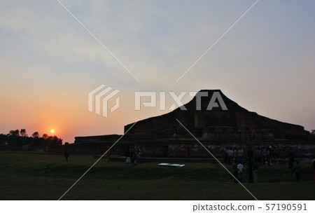 在Paharpur的佛教寺廟廢墟 57190591