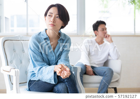 夫妻吵架憤怒 57192127