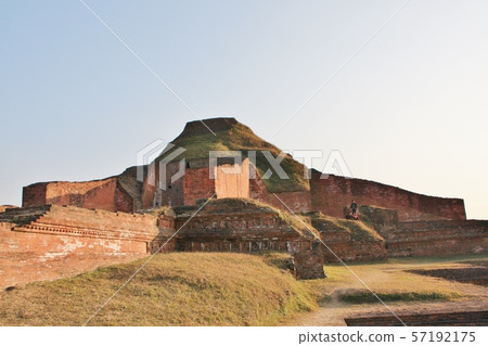 在Paharpur的佛教寺廟廢墟 在Paharpur的佛教寺廟廢墟 57192175
