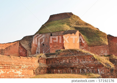 在Paharpur的佛教寺廟廢墟 在Paharpur的佛教寺廟廢墟 57192176