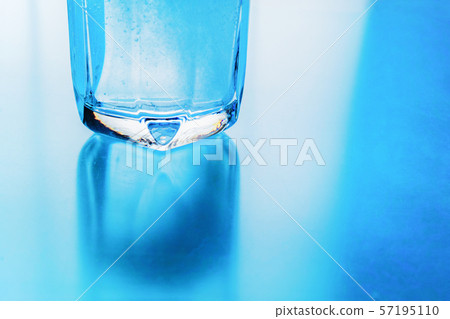 Glass cup pouring carbonated water 57195110