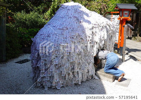 2-2 Yasui Kinpira Shrine, a woman who enters the edge-bending monument 57195641