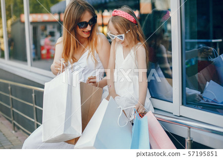Mother and daughter with shopping bag in a city 57195851