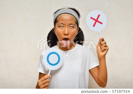 做十字架的女孩(○×盤子) 做十字架的女孩(○×盤子) 57197554