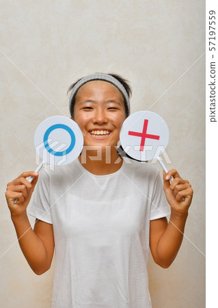 A girl who makes a round and a cross (○ × plate) 57197559