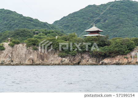 Bentenjima and Sensuijima seen from Tomonoura Bentenjima and Sensuijima seen from Tomonoura 57199154
