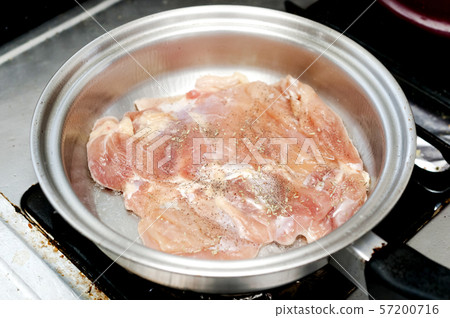 Chicken saute (during cooking) 57200716