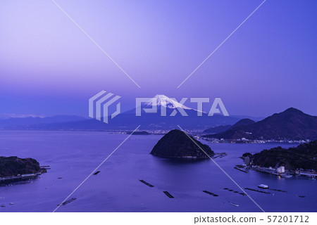 (Shizuoka Prefecture) Mt. Fuji seen from Izu / Uchiura Bay 57201712