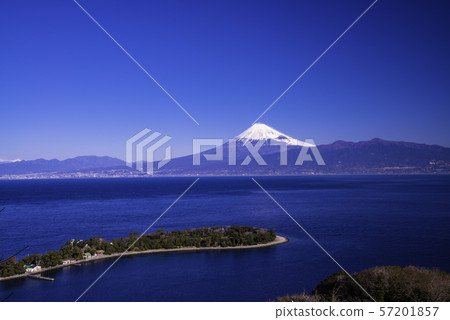 （靜岡縣）從伊豆/大瀨崎看海上的富士山 57201857