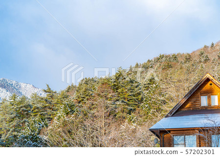 First snow, snow makeup, mountain face, mountain hut [Nagano Prefecture] 57202301