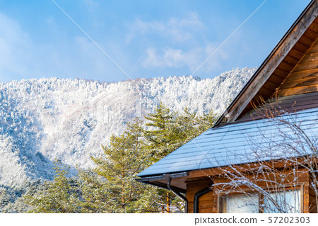First snow, snow makeup, mountain face, mountain hut [Nagano Prefecture] 57202303
