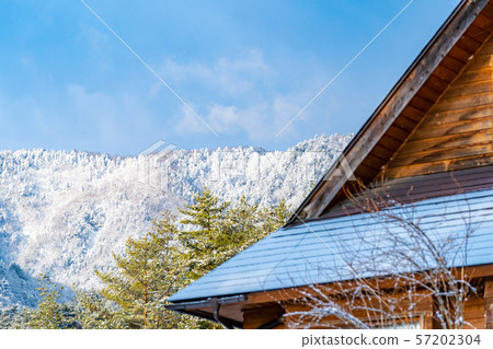 First snow, snow makeup, mountain face, mountain hut [Nagano Prefecture] 57202304