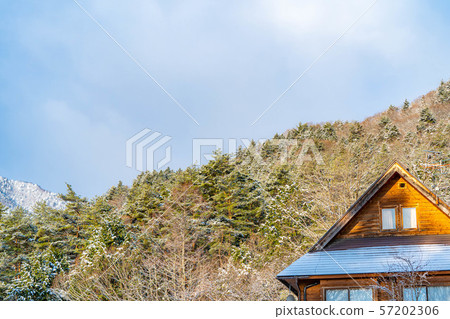 第一場雪，雪化妝，山面，山間小屋[長野縣] 57202306