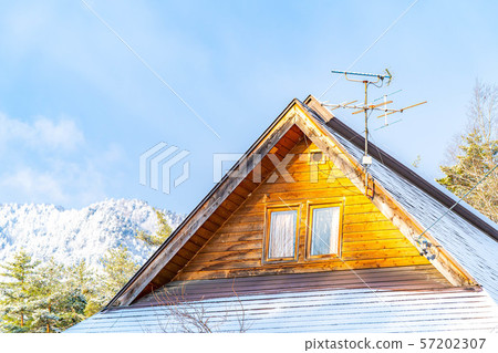 First snow, snow makeup, mountain face, mountain hut [Nagano Prefecture] 57202307