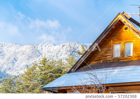 First snow, snow makeup, mountain face, mountain hut [Nagano Prefecture] 57202308