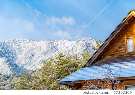 First snow, snow makeup, mountain face, mountain hut [Nagano Prefecture] 57202309