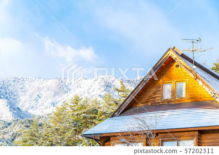 First snow, snow makeup, mountain face, mountain hut [Nagano Prefecture] 57202311