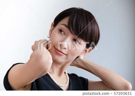 女性肖像女性戴項鍊 女性肖像女性戴項鍊 57203631