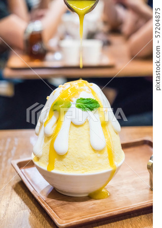 ice shave with mango sauce (mango bingsu) ice shave with mango sauce (mango bingsu) 57204875