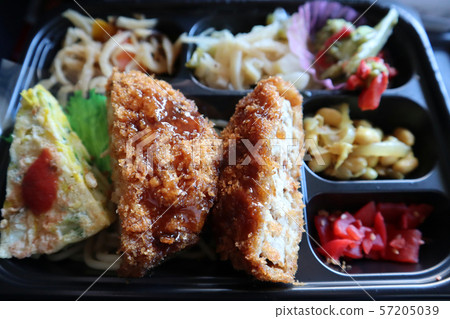 Safe delivery box lunch that supports people who work every day 57205039