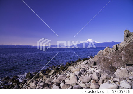 （靜岡縣）從西伊豆和伊達的海岸看到的富士山 57205796