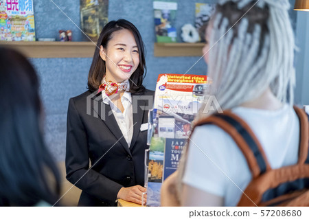 一個華麗的女性工作人員，在外國人的旅遊信息中心禮貌和友好 57208680