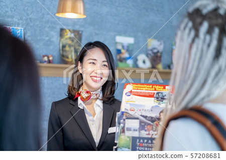 一位女性導遊接待員,為訪問日本的外國遊客用禮貌的語言微笑招待 一位女性導遊接待員,為訪問日本的外國遊客用禮貌的語言微笑招待 57208681