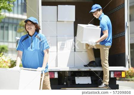 交付移動的男人和女人 57209808